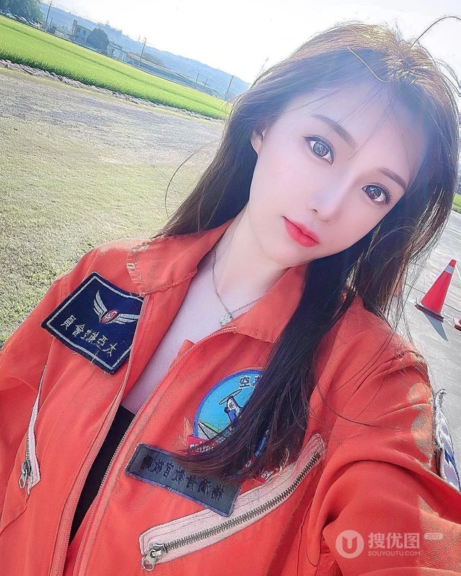 气质s型身材甜美气质鹅蛋脸台湾女生芯芯飞行制服、休闲装穿搭生活照图片