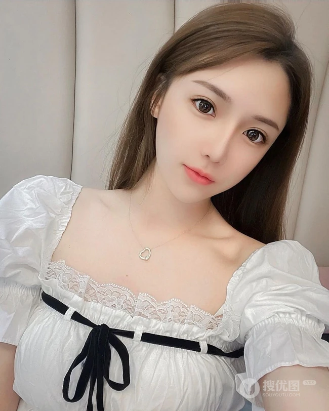 气质s型身材甜美气质鹅蛋脸台湾女生芯芯飞行制服、休闲装穿搭生活照图片