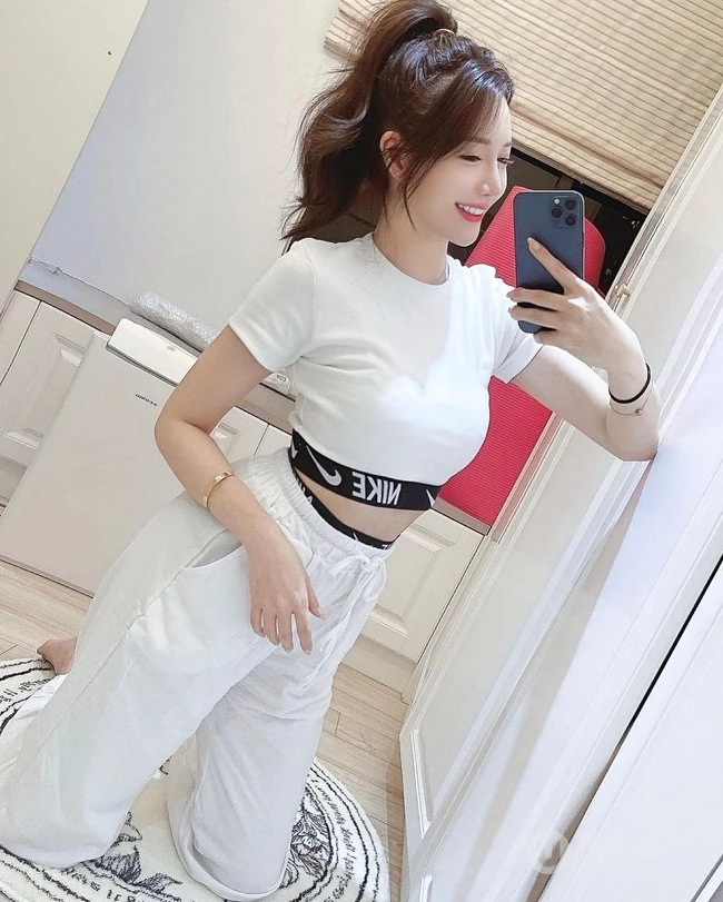 气质s型身材甜美气质鹅蛋脸台湾女生芯芯飞行制服、休闲装穿搭生活照图片