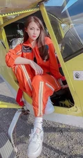 气质s型身材甜美气质鹅蛋脸台湾女生芯芯飞行制服、休闲装穿搭生活照图片