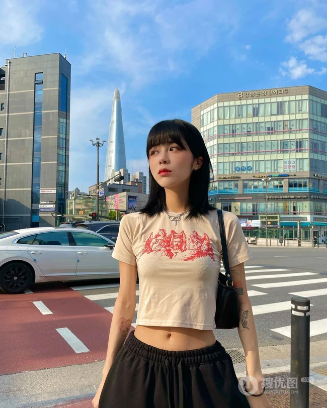 真正的水蛇腰，纤细线条精选短发少女气质紧身裤，紧身衣系列吸睛生活照片