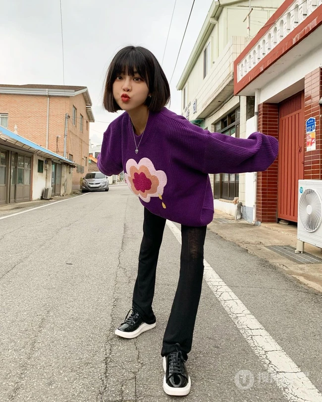 真正的水蛇腰，纤细线条精选短发少女气质紧身裤，紧身衣系列吸睛生活照片