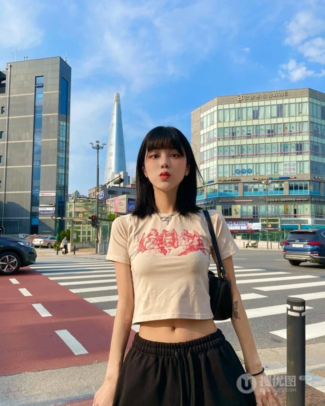 真正的水蛇腰，纤细线条精选短发少女气质紧身裤，紧身衣系列吸睛生活照片