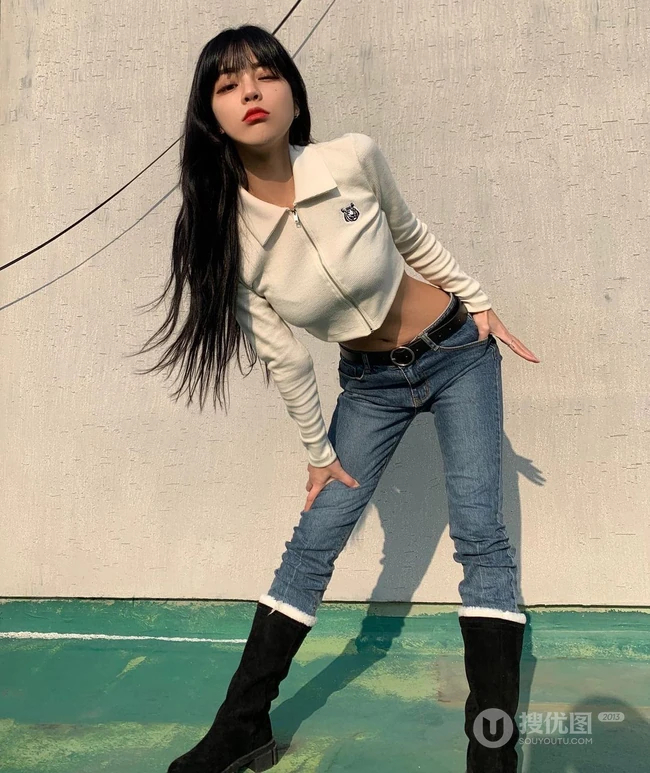 真正的水蛇腰，纤细线条精选短发少女气质紧身裤，紧身衣系列吸睛生活照片