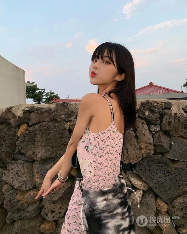真正的水蛇腰，纤细线条精选短发少女气质紧身裤，紧身衣系列吸睛生活照片