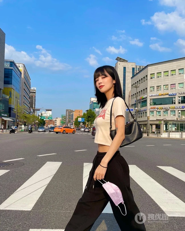 真正的水蛇腰，纤细线条精选短发少女气质紧身裤，紧身衣系列吸睛生活照片