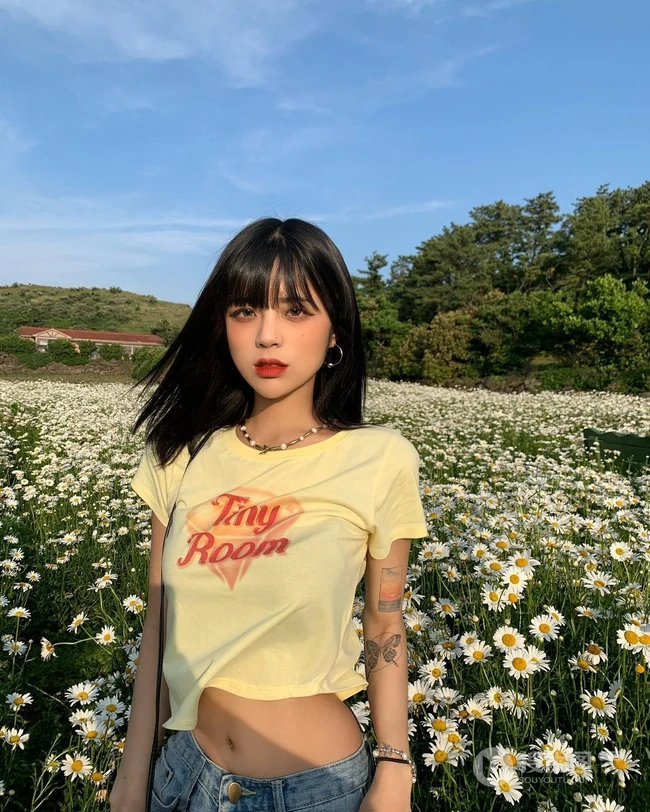 真正的水蛇腰，纤细线条精选短发少女气质紧身裤，紧身衣系列吸睛生活照片
