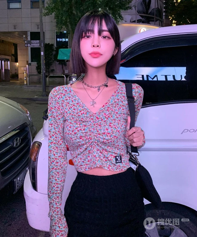 真正的水蛇腰，纤细线条精选短发少女气质紧身裤，紧身衣系列吸睛生活照片