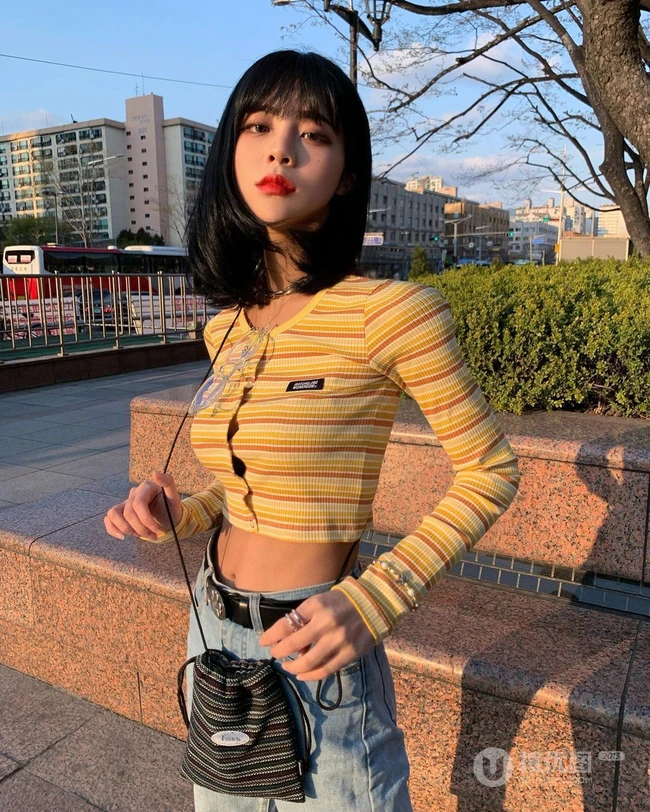 真正的水蛇腰，纤细线条精选短发少女气质紧身裤，紧身衣系列吸睛生活照片