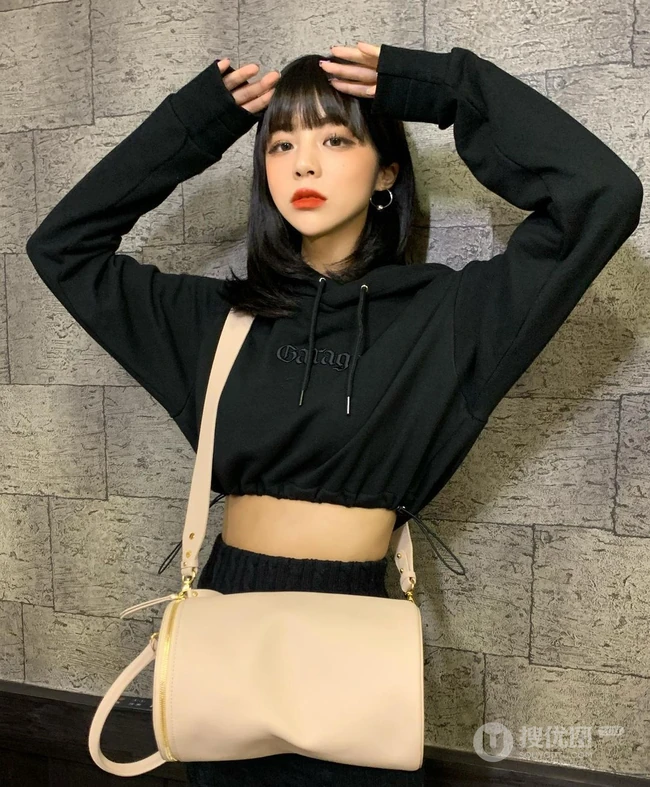 真正的水蛇腰，纤细线条精选短发少女气质紧身裤，紧身衣系列吸睛生活照片