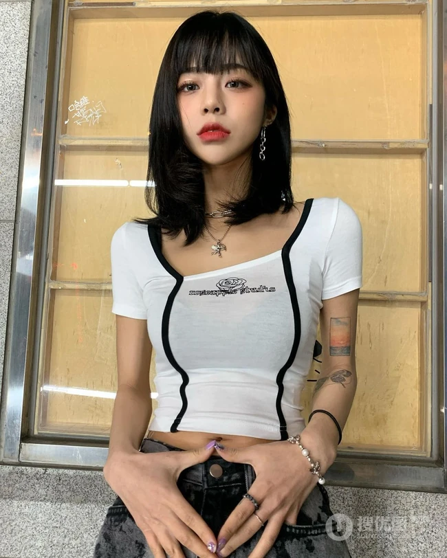 真正的水蛇腰，纤细线条精选短发少女气质紧身裤，紧身衣系列吸睛生活照片