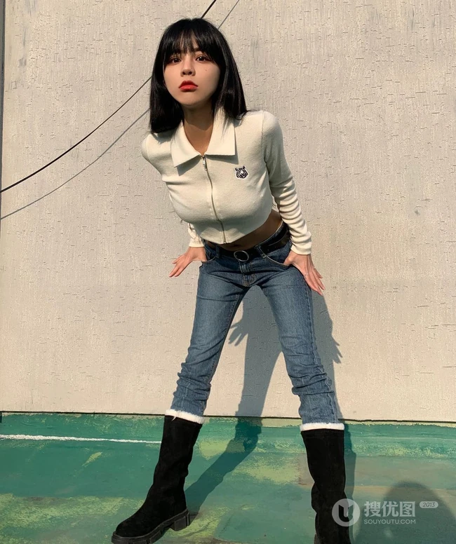 真正的水蛇腰，纤细线条精选短发少女气质紧身裤，紧身衣系列吸睛生活照片