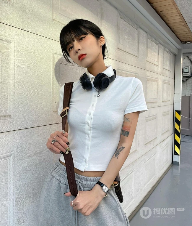 真正的水蛇腰，纤细线条精选短发少女气质紧身裤，紧身衣系列吸睛生活照片