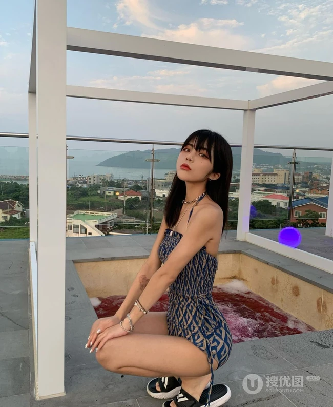 真正的水蛇腰，纤细线条精选短发少女气质紧身裤，紧身衣系列吸睛生活照片