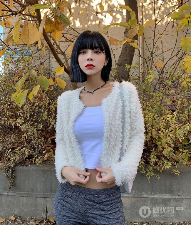 真正的水蛇腰，纤细线条精选短发少女气质紧身裤，紧身衣系列吸睛生活照片