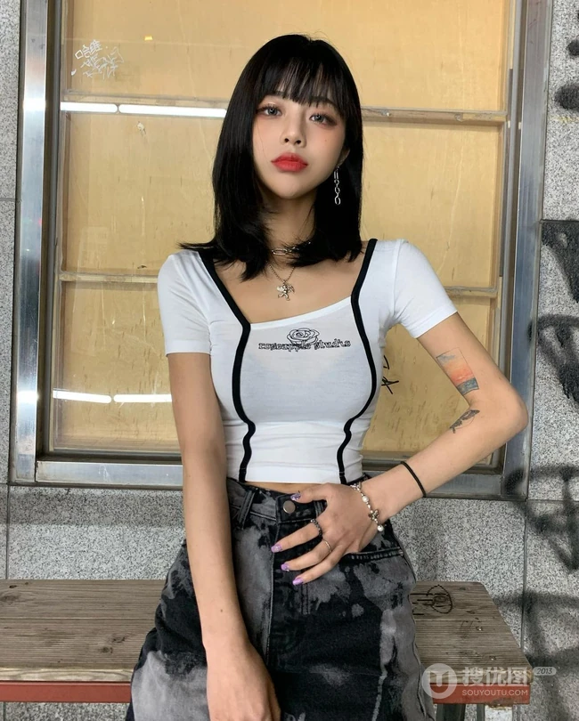 真正的水蛇腰，纤细线条精选短发少女气质紧身裤，紧身衣系列吸睛生活照片