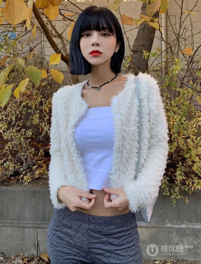 真正的水蛇腰，纤细线条精选短发少女气质紧身裤，紧身衣系列吸睛生活照片