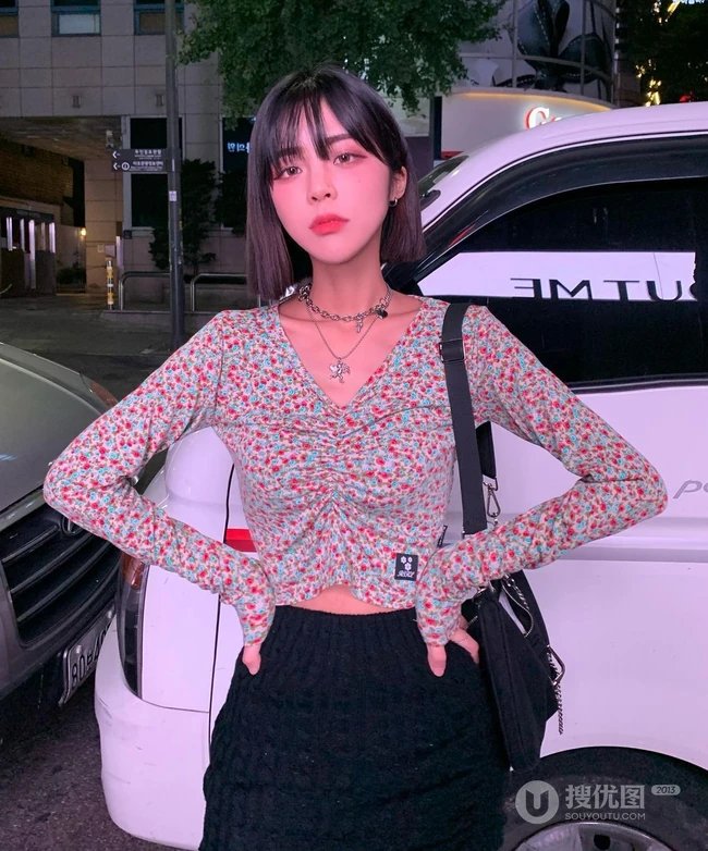 真正的水蛇腰，纤细线条精选短发少女气质紧身裤，紧身衣系列吸睛生活照片
