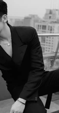 侯明昊全黑look简约西服套装穿搭酷帅十足天台写真照片