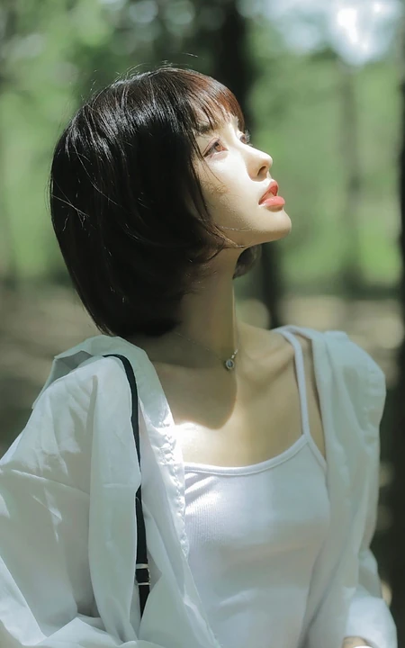 清新俏丽的短发侧颜少女，安静享受户外林间的清新唯美可人手机壁纸图片