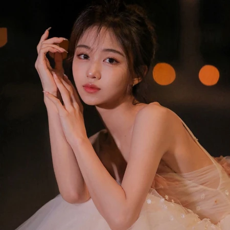 夜幕城市灯光下的粉裙肩带女生照片一组 最适合女生的真人微信头像图片