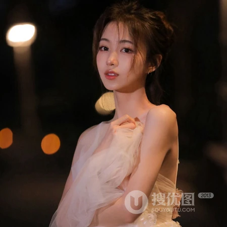 夜幕城市灯光下的粉裙肩带女生照片一组 最适合女生的真人微信头像图片