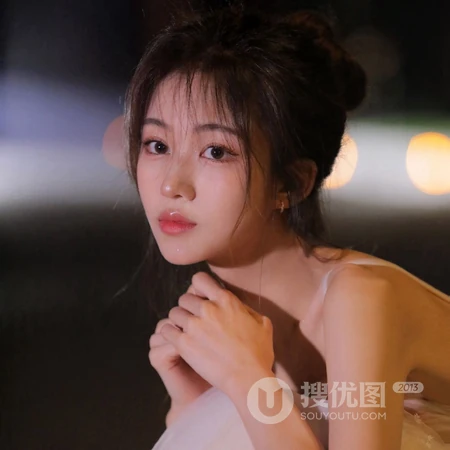 夜幕城市灯光下的粉裙肩带女生照片一组 最适合女生的真人微信头像图片
