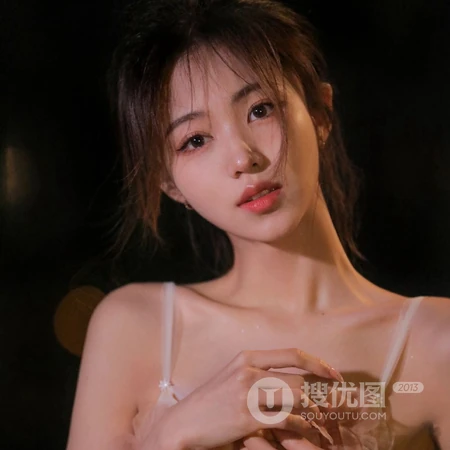 夜幕城市灯光下的粉裙肩带女生照片一组 最适合女生的真人微信头像图片