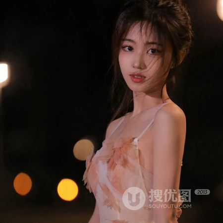 夜幕城市灯光下的粉裙肩带女生照片一组 最适合女生的真人微信头像图片