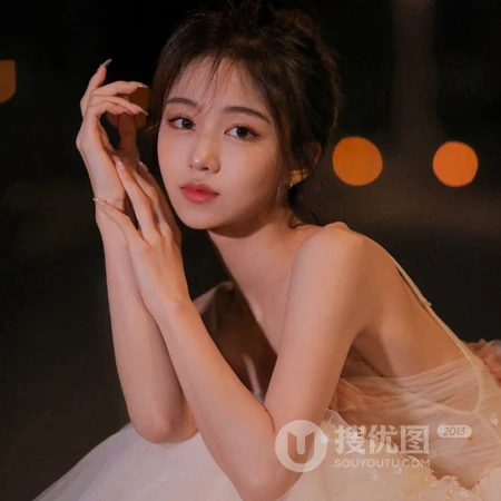 夜幕城市灯光下的粉裙肩带女生照片一组 最适合女生的真人微信头像图片