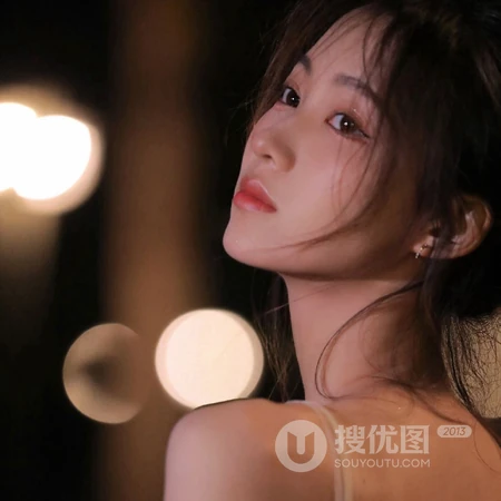 夜幕城市灯光下的粉裙肩带女生照片一组 最适合女生的真人微信头像图片