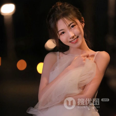 夜幕城市灯光下的粉裙肩带女生照片一组 最适合女生的真人微信头像图片