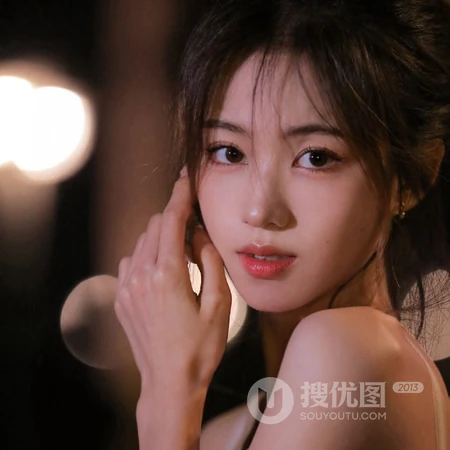 夜幕城市灯光下的粉裙肩带女生照片一组 最适合女生的真人微信头像图片