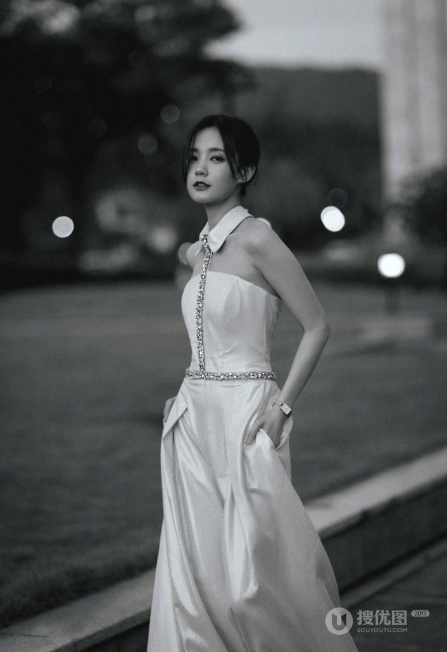 李一桐气质白色礼裙连衣裤穿搭傍晚街拍写真气质美照