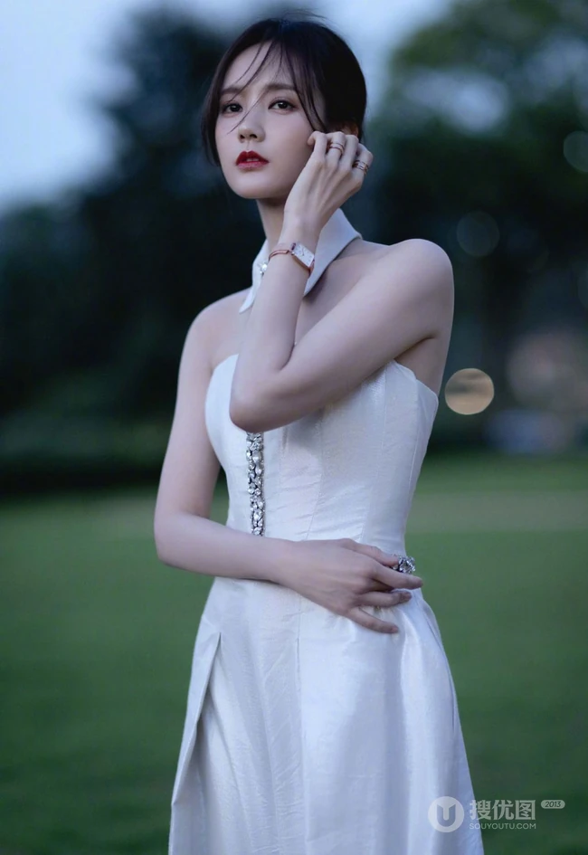李一桐气质白色礼裙连衣裤穿搭傍晚街拍写真气质美照