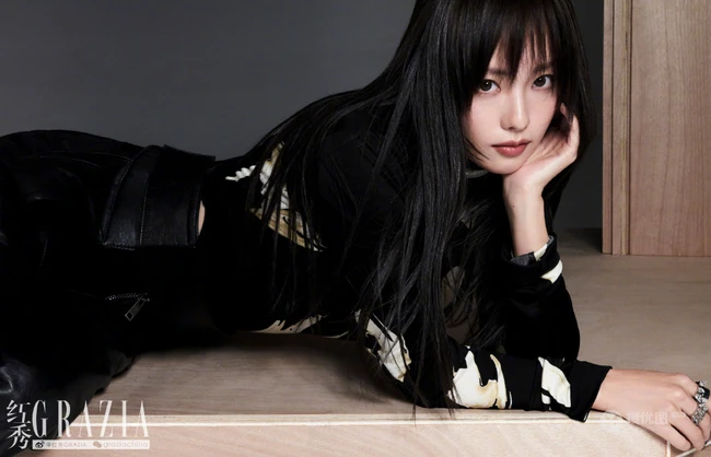张嘉倪冷艳轻熟气质时尚穿搭登杂志8月最新写真图片