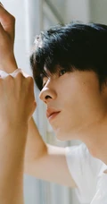 许光汉简约干静白衬衫穿搭立秋居家写真帅气照片