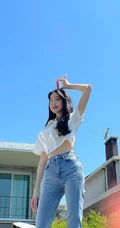 韩国女歌手张元英白衫牛仔裤穿搭户外阳光下写真拍摄花絮照片