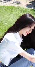 韩国女歌手张元英白衫牛仔裤穿搭户外阳光下写真拍摄花絮照片