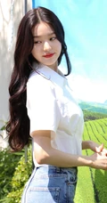 韩国女歌手张元英白衫牛仔裤穿搭户外阳光下写真拍摄花絮照片