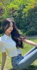 韩国女歌手张元英白衫牛仔裤穿搭户外阳光下写真拍摄花絮照片