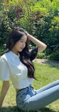 韩国女歌手张元英白衫牛仔裤穿搭户外阳光下写真拍摄花絮照片