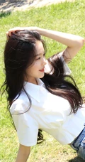 韩国女歌手张元英白衫牛仔裤穿搭户外阳光下写真拍摄花絮照片