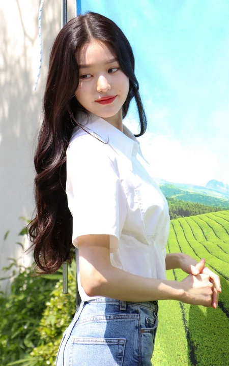 韩国女歌手张元英白衫牛仔裤穿搭户外阳光下写真拍摄花絮照片