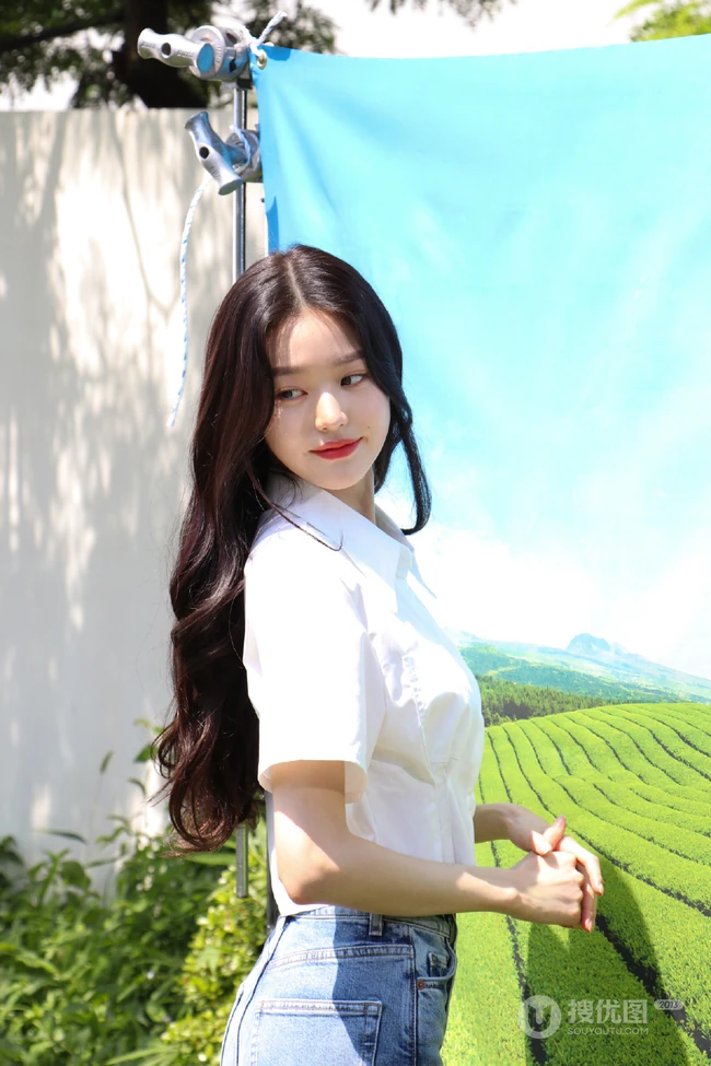 韩国女歌手张元英白衫牛仔裤穿搭户外阳光下写真拍摄花絮照片