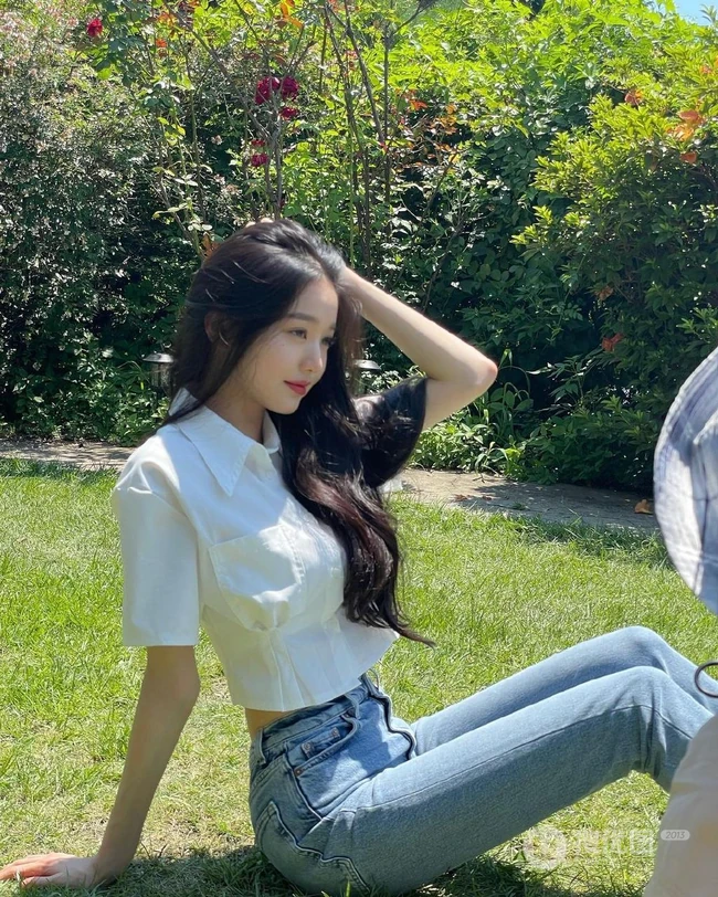 韩国女歌手张元英白衫牛仔裤穿搭户外阳光下写真拍摄花絮照片