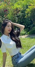 韩国女歌手张元英白衫牛仔裤穿搭户外阳光下写真拍摄花絮照片