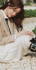 欧阳娜娜可爱甜美穿搭在户外公园享受美好时光写真美照