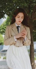 欧阳娜娜可爱甜美穿搭在户外公园享受美好时光写真美照