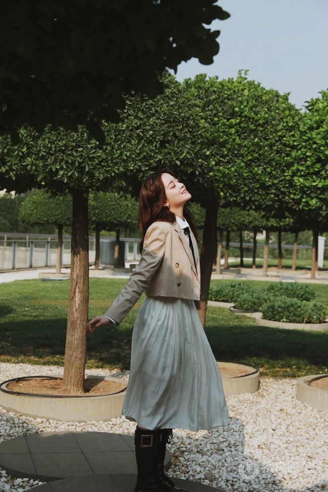 欧阳娜娜可爱甜美穿搭在户外公园享受美好时光写真美照